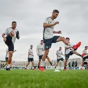 关于尤文图斯发布备战花絮；清晨再遭质疑；英超任务艰巨；纪律约束更严格的信息